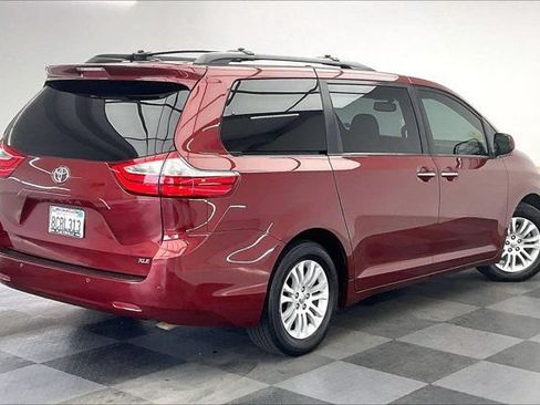 Used 2017 Toyota Sienna XLE Premium w/ Cargo Management Package FWD image 13