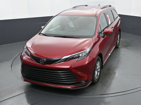 Used 2026 Toyota Sienna XLE FWD image 27