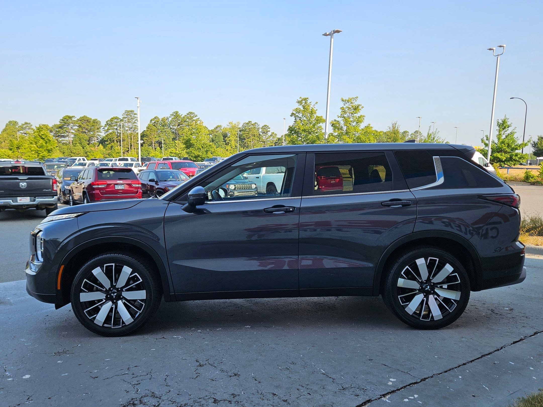Used 2025 Mitsubishi Outlander SE AWD/4WD image 4