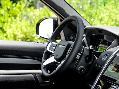 New 2026 Land Rover Discovery Limited Edition AWD/4WD image 19