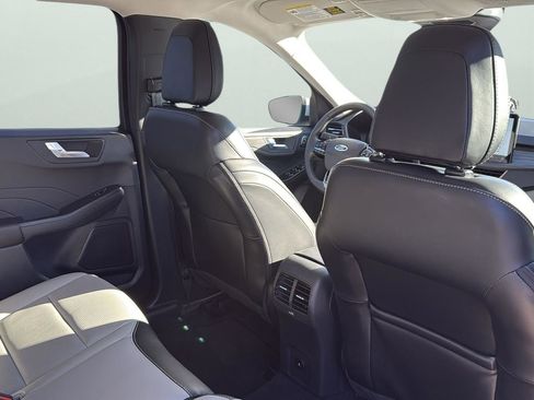 Certified 2025 Ford Escape Platinum w/ Class II Trailer Tow Package image 29