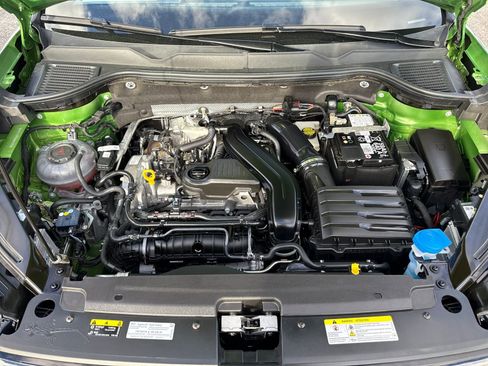 Certified 2025 Volkswagen Taos SE image 30