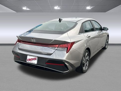 Used 2025 Hyundai Elantra SEL image 3