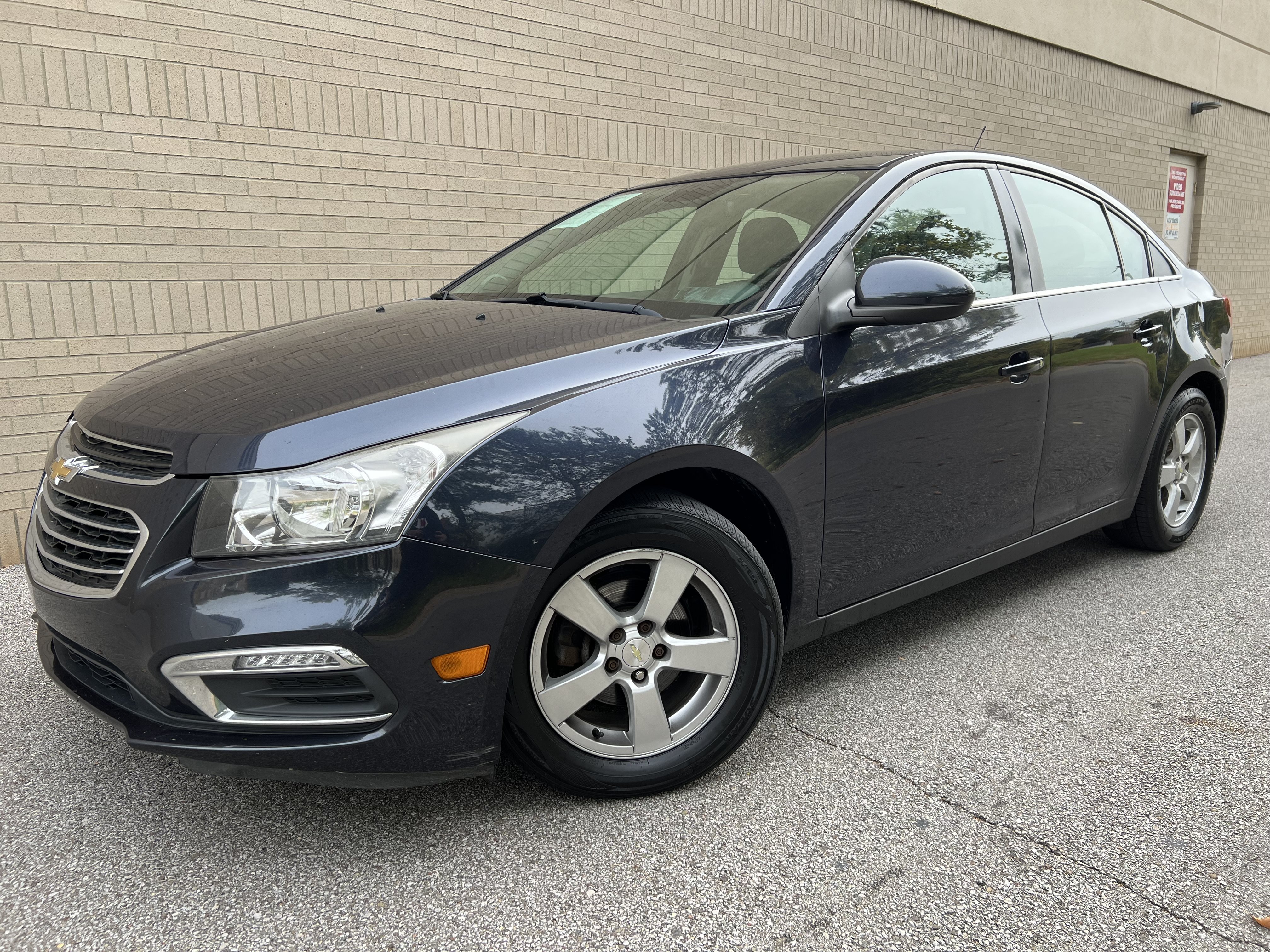 Used 2016 Chevrolet Cruze LT w/ Technology Package FWD image 2