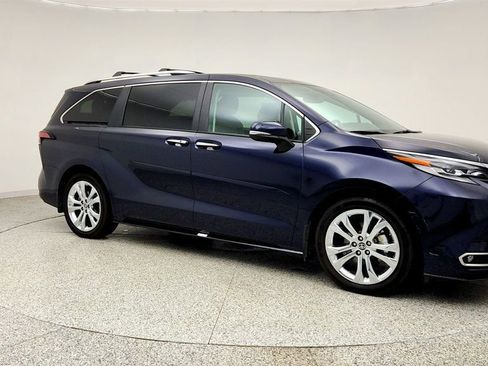 Used 2023 Toyota Sienna Platinum image 3