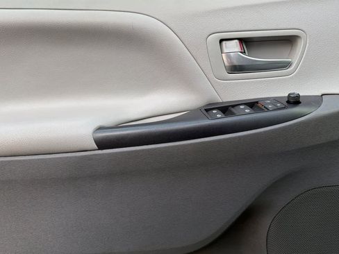 Used 2020 Toyota Sienna LE image 14