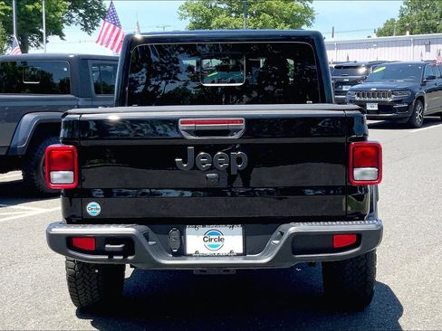 Certified 2024 Jeep Gladiator Sport AWD/4WD image 3