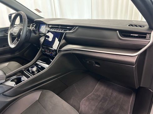 Used 2025 Jeep Grand Cherokee Altitude RWD image 22