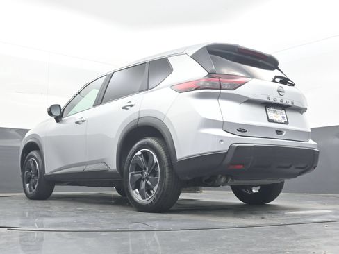 Used 2025 Nissan Rogue SV FWD image 32