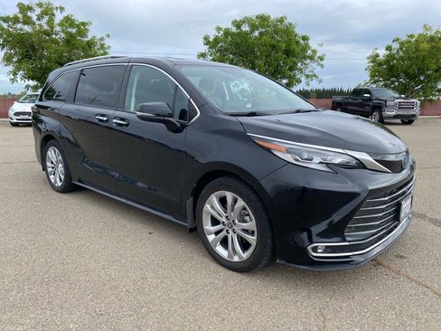 Used 2022 Toyota Sienna Platinum image 3
