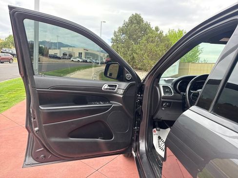 Used 2018 Jeep Grand Cherokee Altitude AWD/4WD image 11
