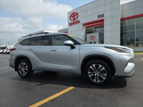 Used 2023 Toyota Highlander XLE AWD/4WD image 1