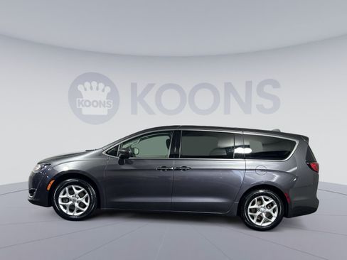 Used 2019 Chrysler Pacifica Touring Plus w/ Tire & Wheel Group FWD image 7