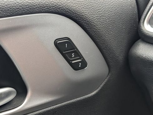 Used 2025 Chrysler Pacifica Limited FWD image 19