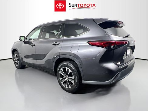 Used 2021 Toyota Highlander XLE FWD image 6