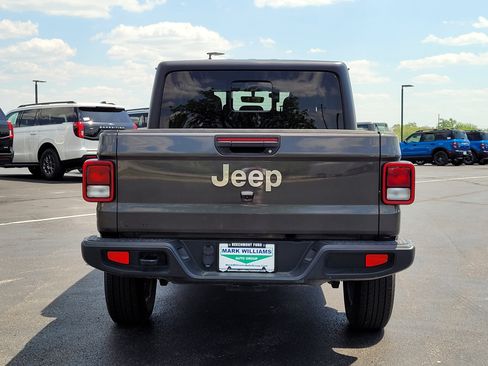 Used 2023 Jeep Gladiator Overland AWD/4WD image 5