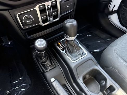 Used 2023 Jeep Gladiator Overland AWD/4WD image 19