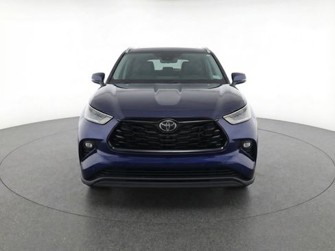 Used 2024 Toyota Highlander XSE FWD image 2