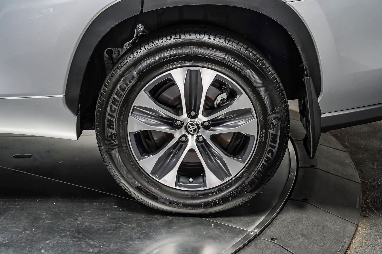 Used 2024 Toyota Highlander XLE AWD/4WD image 10