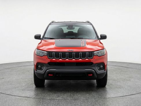 Used 2025 Jeep Compass Trailhawk image 2