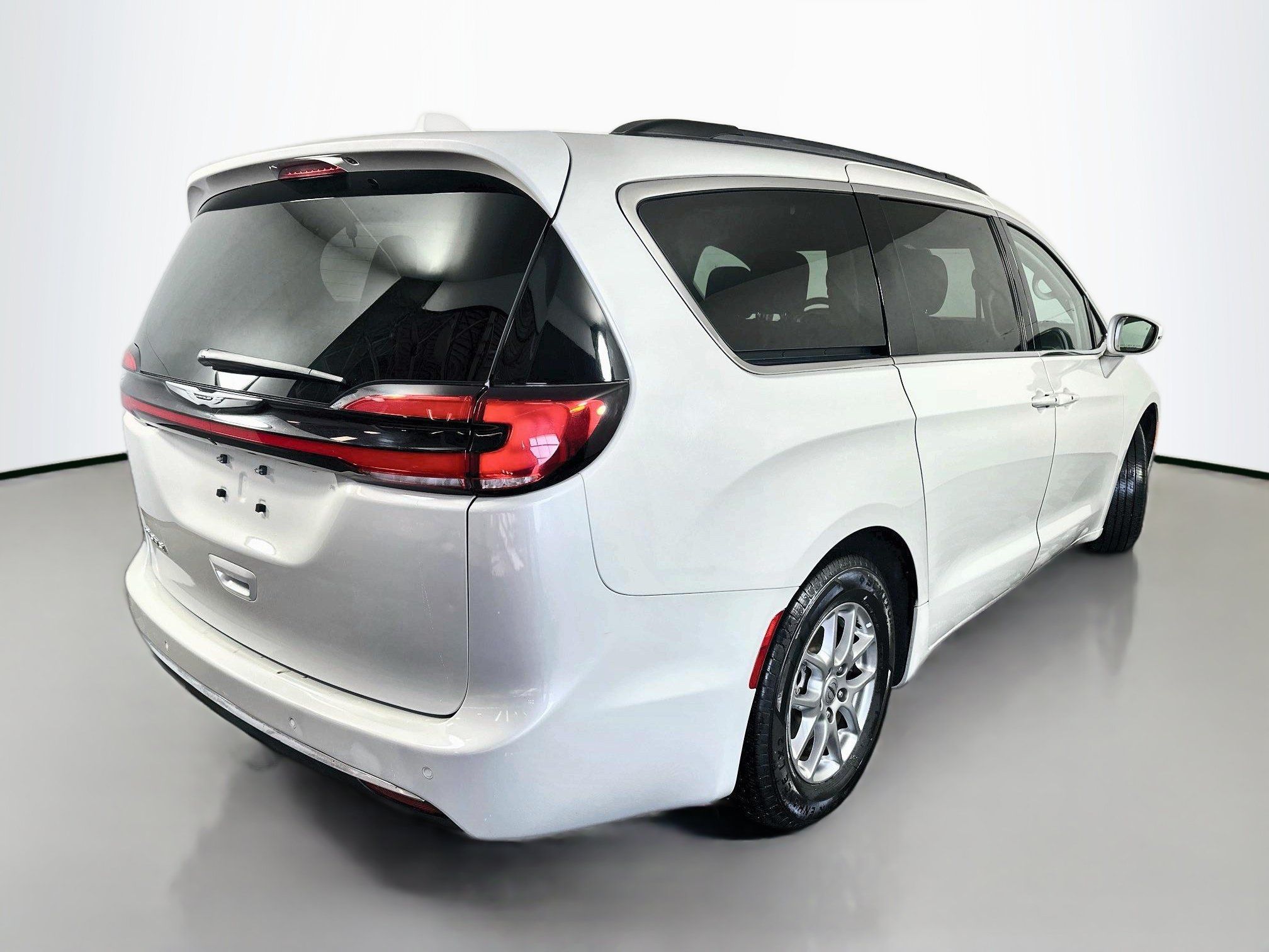 Used 2021 Chrysler Pacifica Touring FWD image 7