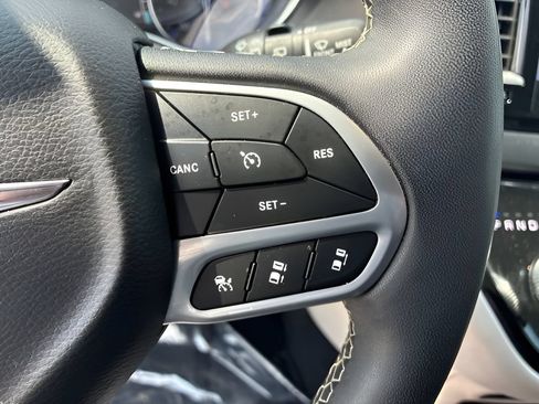 Used 2024 Chrysler Pacifica Touring-L FWD image 20