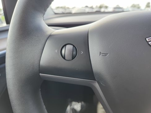 Used 2024 Tesla Model Y Long Range AWD/4WD image 35
