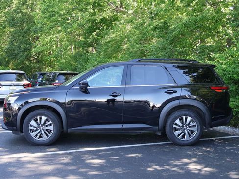 Used 2024 Nissan Pathfinder SV FWD image 4