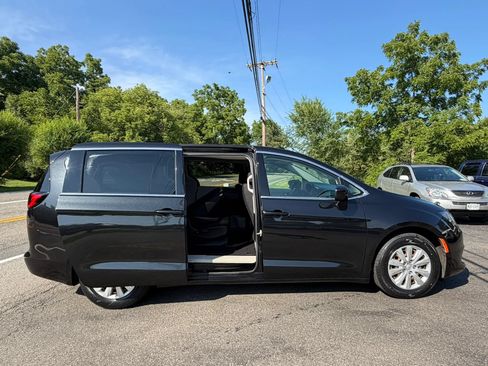 Used 2020 Chrysler Voyager L FWD image 35