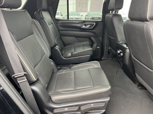 Used 2023 GMC Yukon SLT w/ SLT Luxury Package image 14