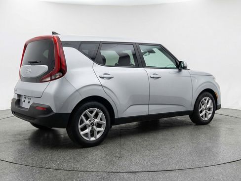 Used 2025 Kia Soul LX w/ LX Technology Package FWD image 9