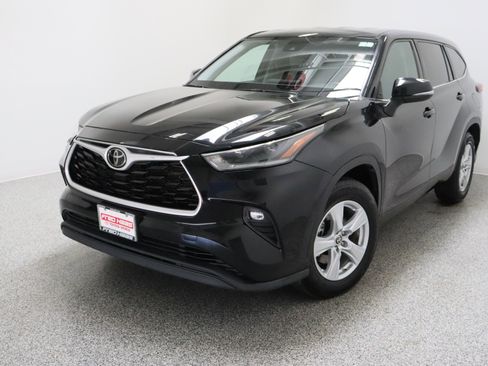 Used 2021 Toyota Highlander LE FWD image 2