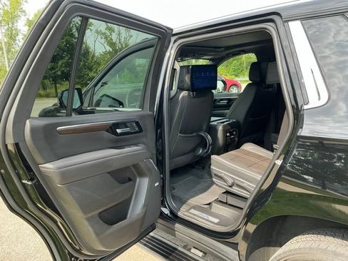 Used 2025 Chevrolet Tahoe High Country AWD/4WD image 18