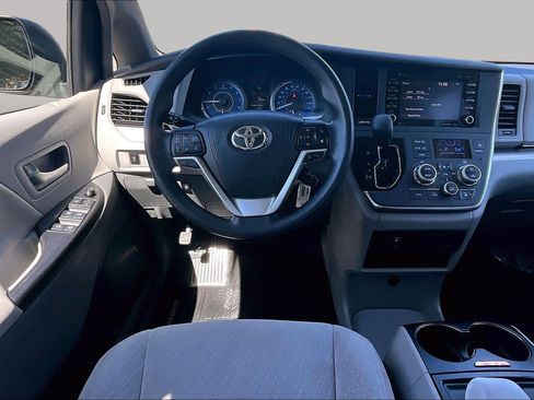 Used 2018 Toyota Sienna LE FWD image 5