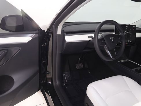 Used 2025 Tesla Model Y Long Range image 44
