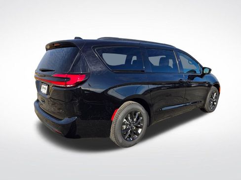 New 2026 Chrysler Pacifica Select image 3