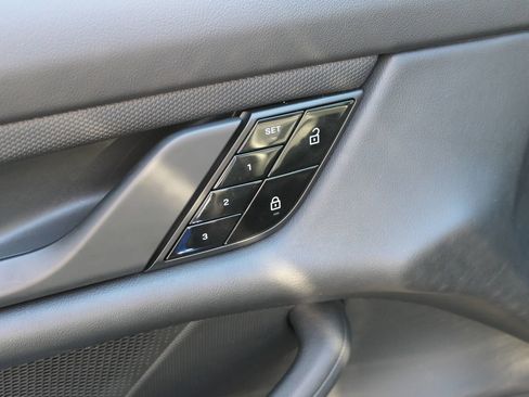 Used 2021 Porsche Taycan image 10