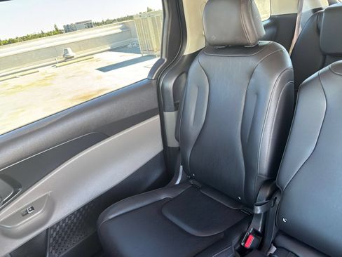 Used 2026 Kia Carnival FWD image 42