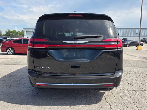 Used 2023 Chrysler Pacifica Touring-L FWD image 5