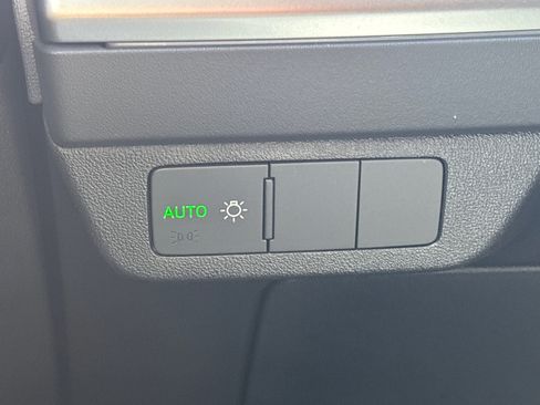 Used 2025 Audi Q4 e-tron Premium Plus image 21