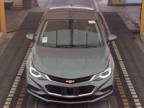 Used 2018 Chevrolet Cruze LT w/ Convenience Package FWD image 2