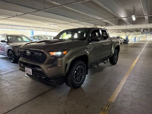 Used 2024 Toyota Tacoma TRD Sport w/ TRD Sport Premium Package AWD/4WD image 5