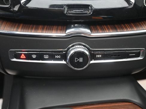 Used 2023 Volvo XC60 B5 Plus image 14