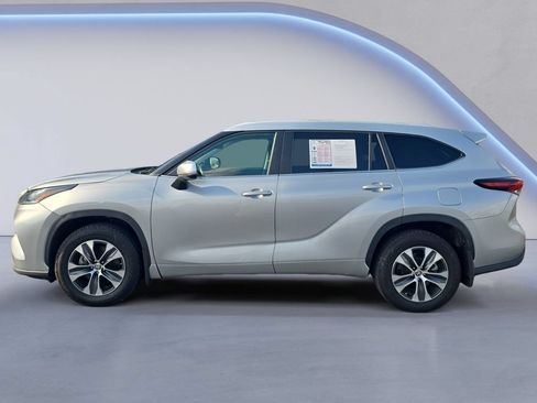 Used 2024 Toyota Highlander XLE AWD/4WD image 2