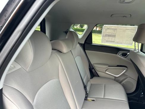 Certified 2025 Kia Soul LX w/ LX Technology Package FWD image 22