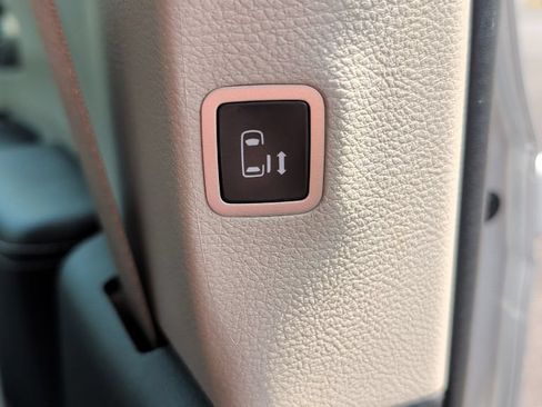 Used 2024 Chrysler Pacifica Touring-L FWD image 21