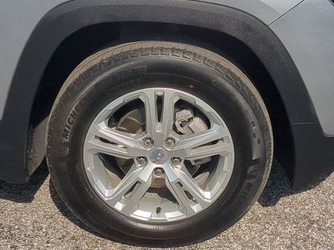 Used 2024 GMC Terrain SLE w/ Driver Convenience Package FWD image 10