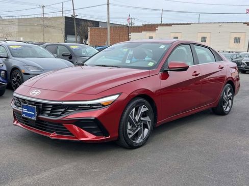 Used 2025 Hyundai Elantra SEL image 2