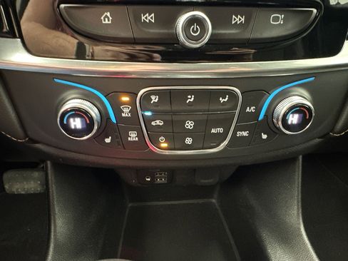 Certified 2021 Chevrolet Traverse LT w/ LT Premium Package AWD/4WD image 17