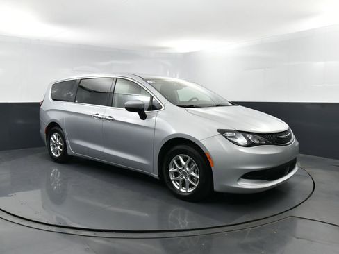 Used 2023 Chrysler Voyager LX FWD image 3